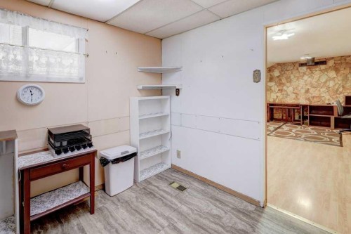 221 31 Avenue Ne, Calgary, AB - Indoor Photo Showing Other Room