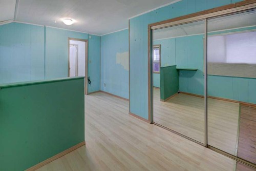 221 31 Avenue Ne, Calgary, AB - Indoor Photo Showing Other Room