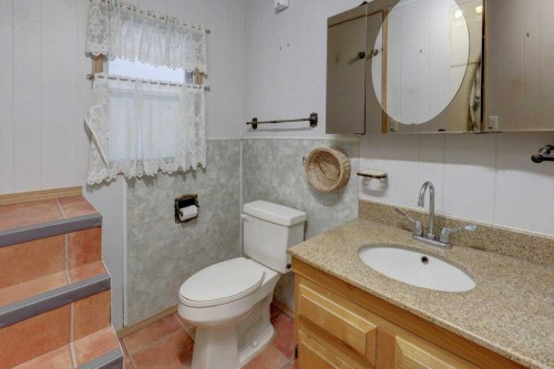 221 31 Avenue Ne, Calgary, AB - Indoor Photo Showing Bathroom