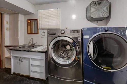 221 31 Avenue Ne, Calgary, AB - Indoor Photo Showing Laundry Room