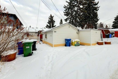 221 31 Avenue Ne, Calgary, AB - Outdoor With Exterior