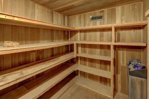 221 31 Avenue Ne, Calgary, AB - Indoor