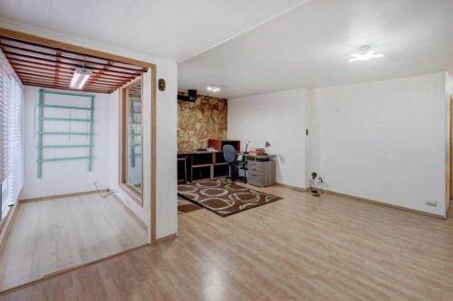 221 31 Avenue Ne, Calgary, AB - Indoor Photo Showing Other Room