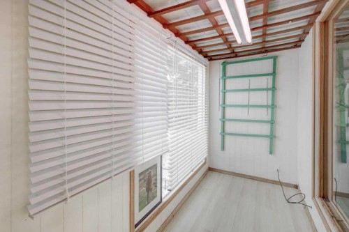 221 31 Avenue Ne, Calgary, AB - Indoor Photo Showing Other Room