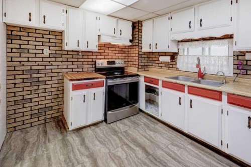 221 31 Avenue Ne, Calgary, AB - Indoor Photo Showing Kitchen With Double Sink