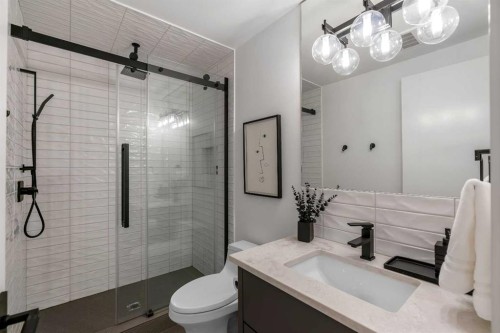 4116 Crestview Road Sw, Calgary, AB - Indoor Photo Showing Bathroom