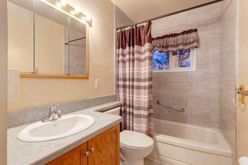 7404 Farrell Road Se, Calgary, AB - Indoor Photo Showing Bathroom
