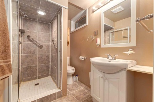 7404 Farrell Road Se, Calgary, AB - Indoor Photo Showing Bathroom