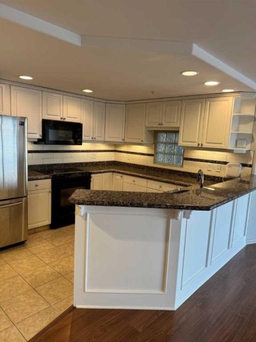 2003-683 10 Street Sw, Calgary, AB - Indoor Photo Showing Kitchen