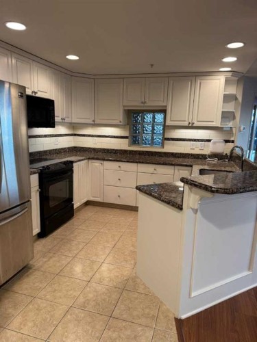 2003-683 10 Street Sw, Calgary, AB - Indoor Photo Showing Kitchen