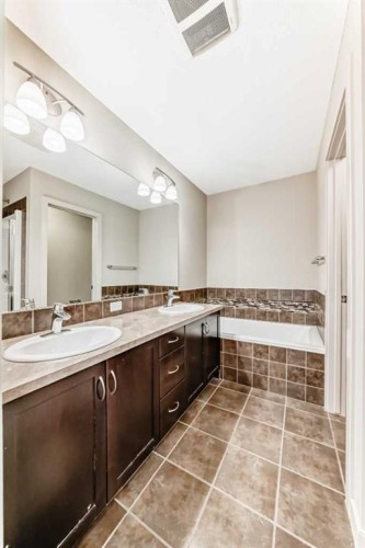 6 Evanspark Manor Nw, Calgary, AB - Indoor Photo Showing Bathroom