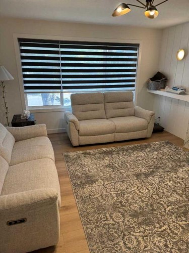 387 Templeview Drive Ne, Calgary, AB - Indoor Photo Showing Living Room