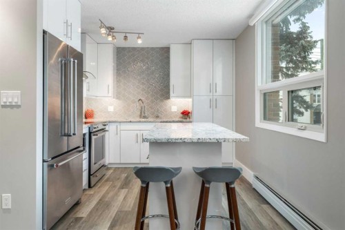 105-220 26 Avenue Sw, Calgary, AB - Indoor Photo Showing Kitchen With Upgraded Kitchen