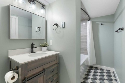 105-220 26 Avenue Sw, Calgary, AB - Indoor Photo Showing Bathroom