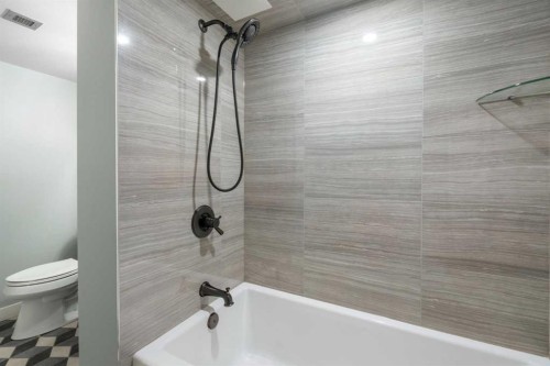 105-220 26 Avenue Sw, Calgary, AB - Indoor Photo Showing Bathroom