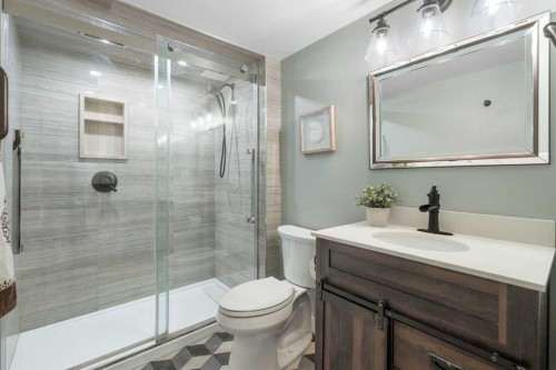 105-220 26 Avenue Sw, Calgary, AB - Indoor Photo Showing Bathroom