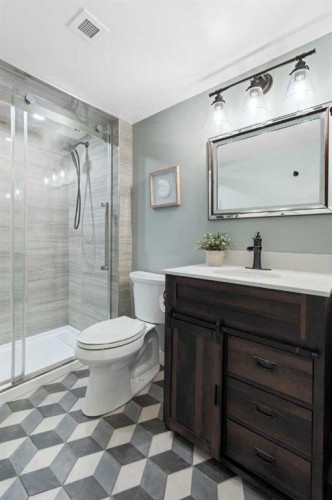 105-220 26 Avenue Sw, Calgary, AB - Indoor Photo Showing Bathroom