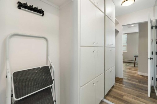 105-220 26 Avenue Sw, Calgary, AB - Indoor Photo Showing Other Room