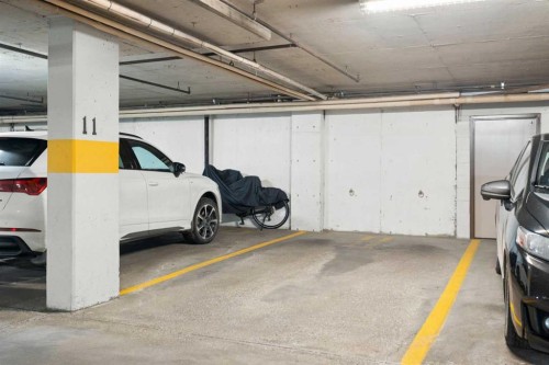 105-220 26 Avenue Sw, Calgary, AB - Indoor Photo Showing Garage