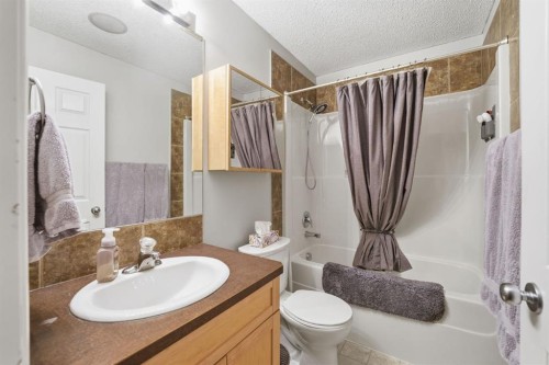 4311-70 Panamount Drive Nw, Calgary, AB - Indoor Photo Showing Bathroom