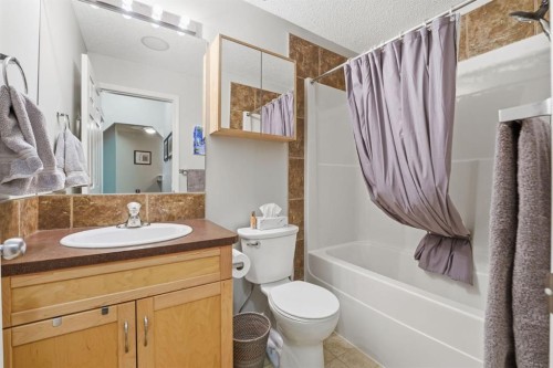 4311-70 Panamount Drive Nw, Calgary, AB - Indoor Photo Showing Bathroom