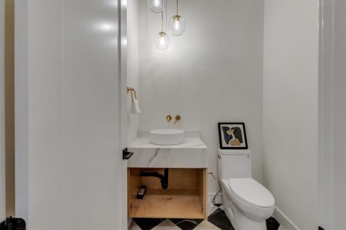 2518 20 Street Sw, Calgary, AB - Indoor Photo Showing Bathroom