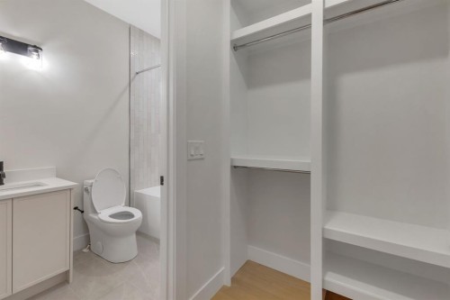 2518 20 Street Sw, Calgary, AB - Indoor Photo Showing Bathroom