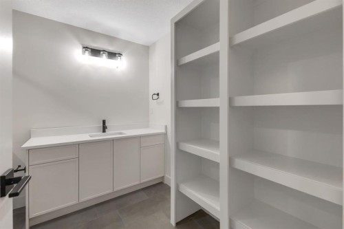 2518 20 Street Sw, Calgary, AB - Indoor With Storage
