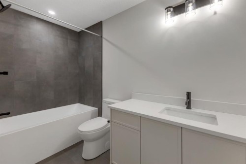 2518 20 Street Sw, Calgary, AB - Indoor Photo Showing Bathroom