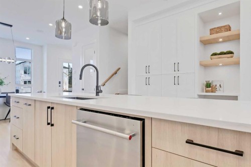 4605 80 Street Nw, Calgary, AB - Indoor Photo Showing Kitchen