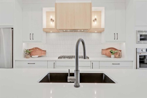 4605 80 Street Nw, Calgary, AB - Indoor Photo Showing Kitchen With Upgraded Kitchen