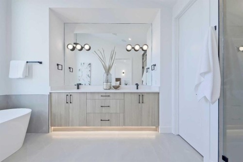 4605 80 Street Nw, Calgary, AB - Indoor Photo Showing Bathroom