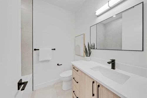 4605 80 Street Nw, Calgary, AB - Indoor Photo Showing Bathroom