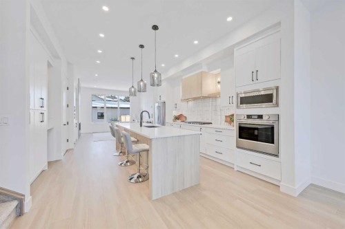 4605 80 Street Nw, Calgary, AB - Indoor Photo Showing Kitchen With Upgraded Kitchen