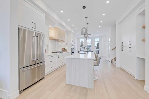 4605 80 Street Nw, Calgary, AB - Indoor Photo Showing Kitchen With Upgraded Kitchen