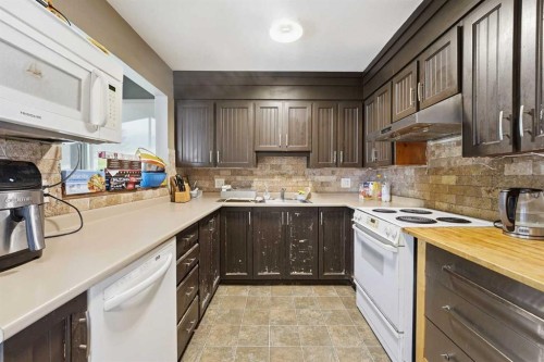 2018 Cottonwood Crescent Se, Calgary, AB - Indoor Photo Showing Kitchen