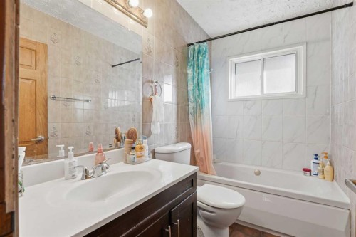 2018 Cottonwood Crescent Se, Calgary, AB - Indoor Photo Showing Bathroom
