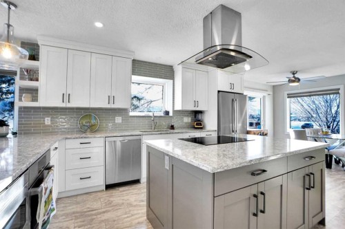 911 6 Street Se, High River, AB - Indoor Photo Showing Kitchen With Upgraded Kitchen