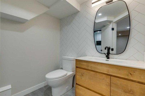 3416 Lane Crescent Sw, Calgary, AB - Indoor Photo Showing Bathroom