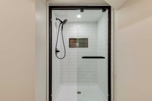 3416 Lane Crescent Sw, Calgary, AB - Indoor Photo Showing Bathroom