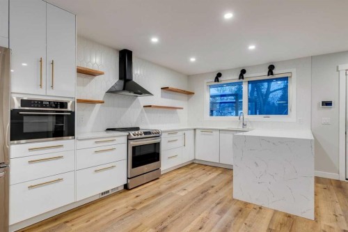 3416 Lane Crescent Sw, Calgary, AB - Indoor Photo Showing Kitchen With Upgraded Kitchen