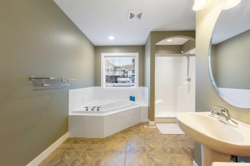 4 Crestridge Way Sw, Calgary, AB - Indoor Photo Showing Bathroom