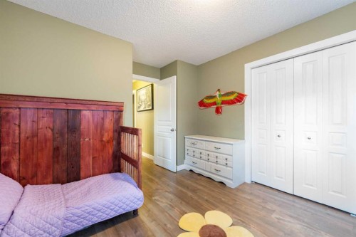 4 Crestridge Way Sw, Calgary, AB - Indoor Photo Showing Bedroom