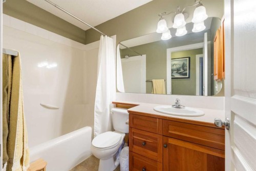 4 Crestridge Way Sw, Calgary, AB - Indoor Photo Showing Bathroom