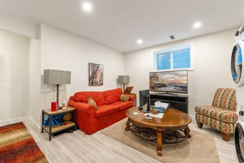 4 Crestridge Way Sw, Calgary, AB - Indoor Photo Showing Living Room