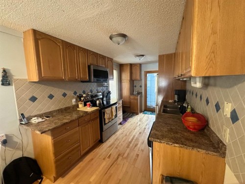 334 3 Avenue Ne, Calgary, AB - Indoor Photo Showing Kitchen