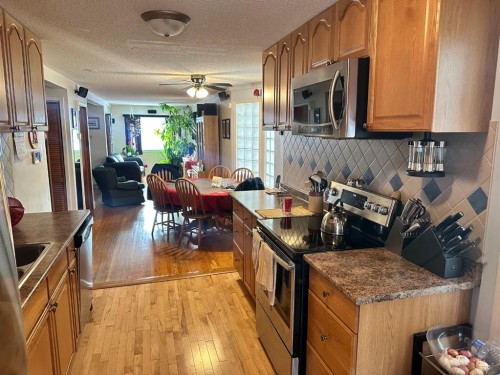334 3 Avenue Ne, Calgary, AB - Indoor Photo Showing Kitchen