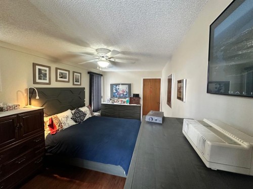334 3 Avenue Ne, Calgary, AB - Indoor Photo Showing Bedroom