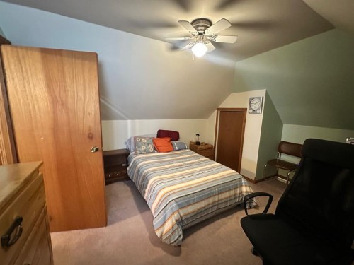 334 3 Avenue Ne, Calgary, AB - Indoor Photo Showing Bedroom