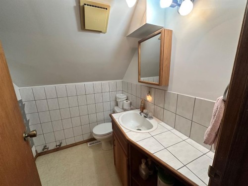 334 3 Avenue Ne, Calgary, AB - Indoor Photo Showing Bathroom